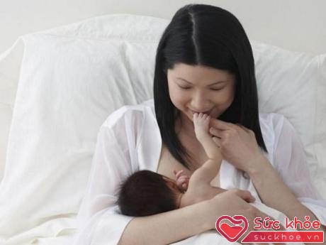Sữa mẹ giúp tăng cường sức đề kháng, khắc phục tình trạng đi ngoài. 