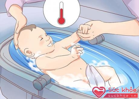 Tắm nước ấm cho trẻ bị táo bón. 