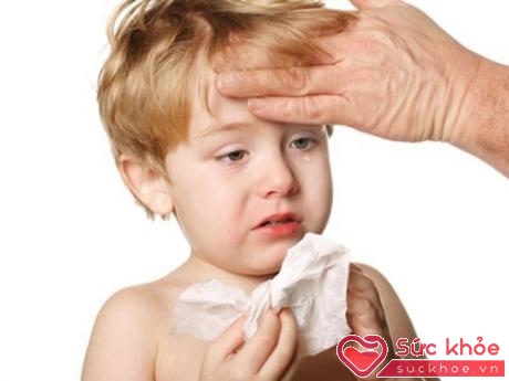 Khi trẻ sốt cao liên tục, không đáp ứng nhiều với thuốc hạ sốt kèm theo hắt hơi, sổ mũi... là triệu chứng của trẻ bị mắc bệnh cúm