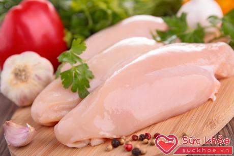 Các loại thịt nạc, thịt gà bỏ da, hoa quả tươi là những thực phẩm khuyên dùng cho người bệnh sau phẫu thuật tim.