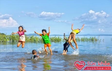 Trẻ em ở những vùng nông thôn sông nước được ví như 'những chú cá' hiếu động, nhưng thực tế lại là 'những chú cá không biết bơi' hoặc bơi không đúng cách