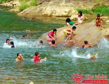 Không có chỗ bơi an toàn, trẻ em vùng nông thôn vẫn chọn những nơi thiếu an toàn để thỏa mãn niềm vui bơi lội.