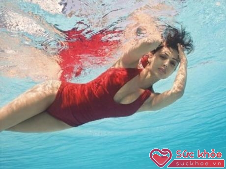 Đi bơi có thể khiến bạn bị ù tai do nước chảy vào.