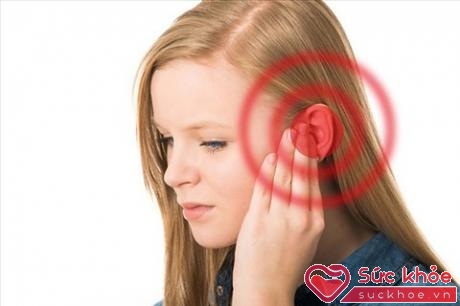 Cảm giác khó chịu kéo dài từ tai tới hàm hoặc cổ họng là triệu chứng điển hình của việc nước mắc kẹt trong tai, kèm theo đó là vấn đề về thính giác và âm thanh nghe như bị nghẹt.