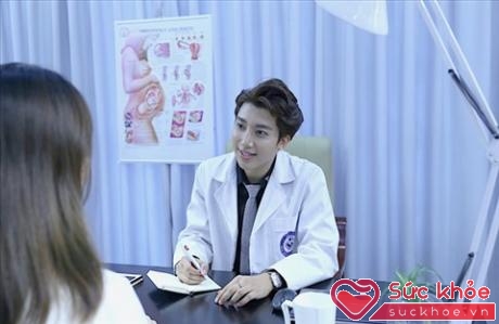 Bác sĩ Trần Vũ Quang khám bệnh và tư vấn cho thai phụ.