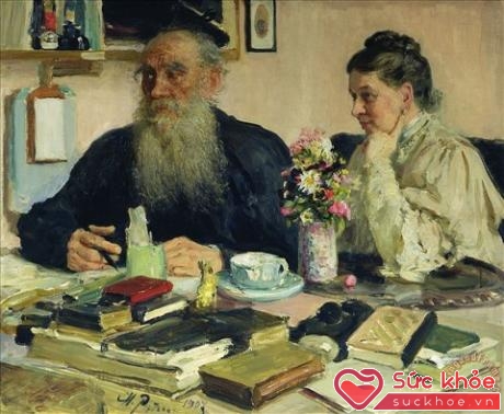 Bức họa Leo Tolstoy bên vợ mình, trên bàn là rất nhiều sách và một tách trà