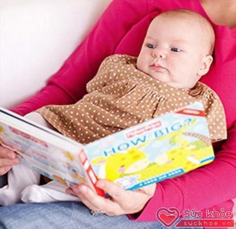 Hãy đọc sách cho dù bé nhà bạn chỉ mới 3 tháng tuổi (Ảnh minh họa: Intenret)