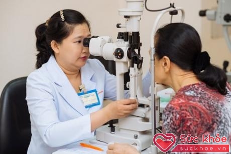 Người khiếm thị cần đến các đơn vị phục hồi chức năng của bệnh viện mắt để được khám và tư vấn.