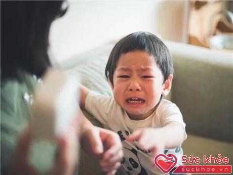 Nếu bố mẹ không muốn trẻ nóng giận thất thường, bố mẹ cần phải kiểm soát cảm xúc của bản thân (Ảnh minh họa).