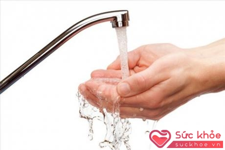 Dùng nước ở nhiệt độ thích hợp để bảo vệ da tay.