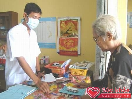 Hướng dẫn sử dụng thuốc cho người bệnh tại Trạm y tế xã Hiếu Nghĩa (Vũng Liêm - Vĩnh Long).