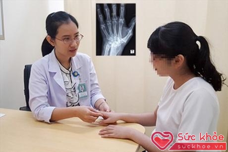 Cao Thanh Ngọc đang thăm khám cho một bệnh nhân bị đau khớp
