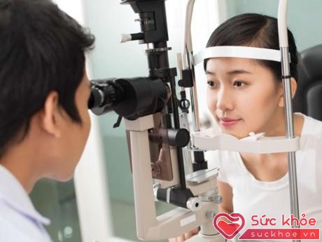 Khi sử dụng kính áp tròng, cần được thăm khám định kỳ tại các cơ sở chuyên khoa mắt nhằm phát hiện sớm, xử trí kịp thời các biến chứng.
