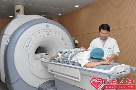 Chụp MRI để kiểm tra tình trạng vú sau phẫu thuật đặt túi ngực cần được thực hiện thường xuyên.