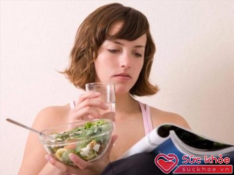 Uống nước trong khi ăn làm quá trình tiêu hóa hoạt động không đúng cách. Ảnh: Internet
