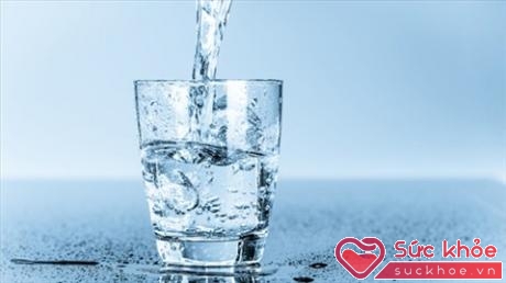 Uống đủ nước để duy trì lượng dịch trong cơ thể và giúp cải thiện tuần hoàn