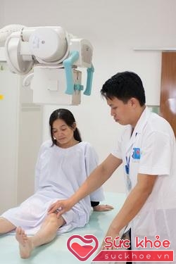 Bệnh nhân chuẩn bị chụp Xquang đầu gối.
