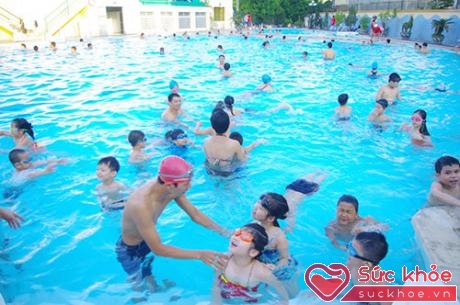 Bể bơi không an toàn là nơi tập trung của vi khuẩn có hại cho sức khỏe.
