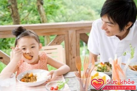 Cần cho trẻ ăn đủ dưỡng chất để tăng cường sức khỏe cho trẻ ngày nắng nóng.
