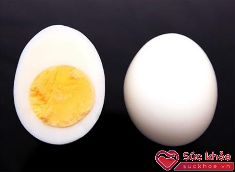 Protein có nhiều trong lòng trắng trứng hơn lòng đỏ. 