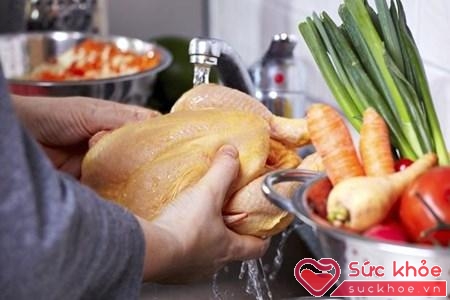 Rửa thịt gà sống làm vi khuẩn lây lan và có nguy cơ gây ra ngộ độc thực phẩm.