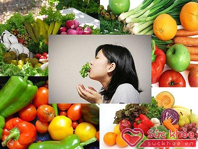 Chế độ ăn nhiều rau xanh, hoa quả giúp hạn chế tình trạng rụng tóc sau sinh