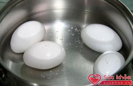 Ngâm trứng vịt trong nước để nhận biết trứng tươi hay đã cũ
