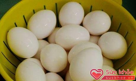 Để có cách làm trứng vịt muối ngon bạn phải biết cách chọn trứng vịt tươi, không bị để lâu