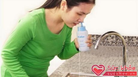 Rửa mũi bằng nước muối sinh lý giúp giảm tắc, ngạt mũi.