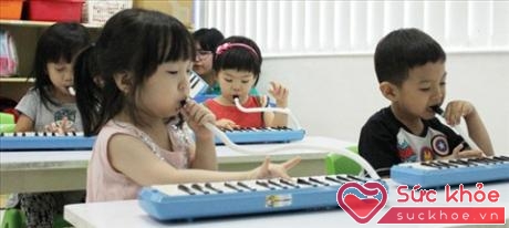 Trẻ cũng biết chơi đàn từ sớm (Ảnh minh họa).