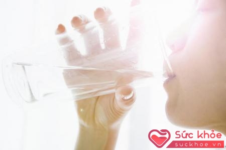 Uống quá nhiều nước có thể làm giảm độ cân bằng tự nhiên của muối trong cơ thể.