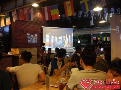 Trong mùa World Cup, nhiều người thường rủ nhau tụ tập xem bóng đá tại các quán ăn