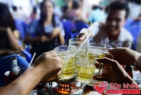 Uống rượu bia, nhậu nhẹt thâu đêm gây hại cho sức khỏe