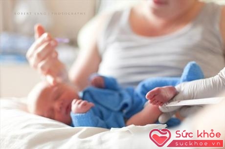 Sàng lọc thông qua việc lấy máu gót chân trẻ sơ sinh giúp phát hiện sớm nhiều bệnh