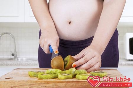 Để đảm bảo cho thai kỳ khỏe mạnh, an toàn, các chuyên gia khuyên mẹ bầu nên ăn từ 2-3 trái kiwi mỗi ngày.