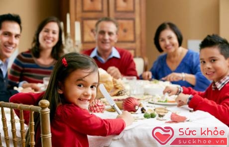 Chia sẻ niềm vui trong bữa ăn gia đình giúp mối quan hệ gia đình trở nên gắn kết hơn