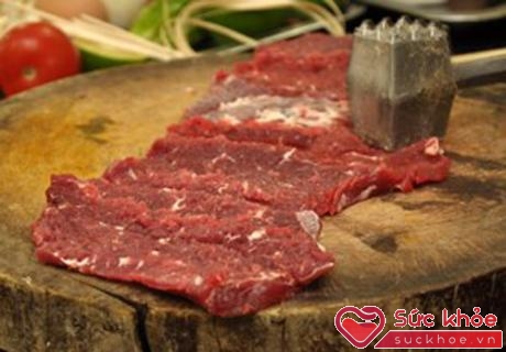 Bạn dần thịt bò để thịt mềm và dễ cuộn hơn