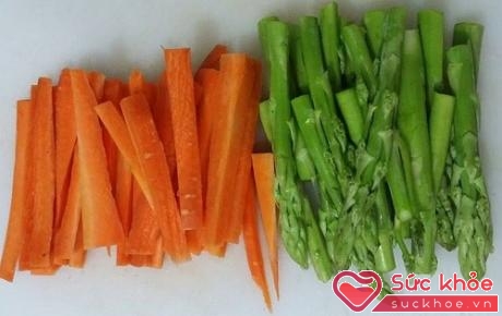 Sơ chế măng tây và cà rốt