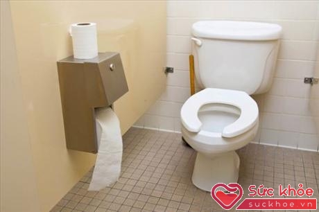 Nếu nhà vệ sinh công cộng có vẻ sạch sẽ, bạn không nên quá lo lắng về chuyện lây bệnh. Ảnh: Reader's Digest.