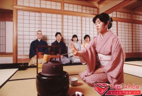 Và thưởng trà là những thói quen tốt giúp người Nhật sống thọ.