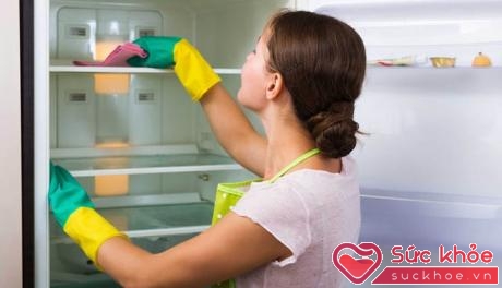 Vệ sinh tủ lạnh thường xuyên để tránh lây nhiễm vi sinh vật từ thực phẩm sống sang chín.