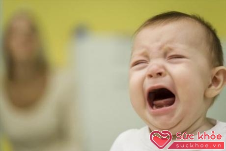 Trẻ có thể lăn ra khóc lóc, ăn vạ mà chẳng vì lý do cụ thể nào cả (Ảnh: Internet)