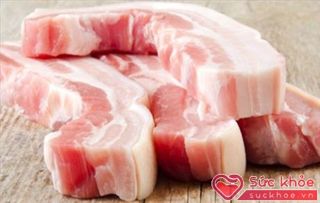 Để mua được thịt lợn ngon, bạn có thể dùng tay ấn vào miếng thịt, nếu có vết lõm nhưng không để lại dấu khi nhấc ngón tay ra 