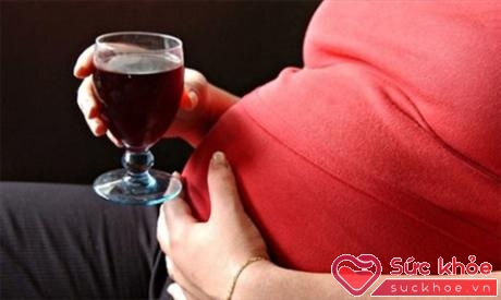 Uống rượu sớm trong 3-4 tuần đầu của thai kỳ có thể ảnh hưởng tới chức năng của gen trong não bộ của trẻ (Ảnh minh họa: Internet)