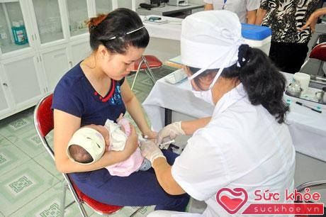 Tiêm phòng vắc-xin “5 trong 1” cho trẻ tại Trạm Y tế phường Trần Hưng Đạo (TP. Hạ Long - Quảng Ninh). Ảnh: Thu Nguyệt