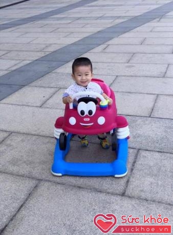 Theo Thanh Thảo, chơi xe tập đi không phải để bé biết đi sớm mà giúp trẻ tự vận động (Ảnh: Facebook)