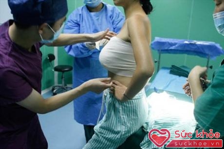 Nếu không được thực hiện bởi các bác sĩ có chuyên môn thì khả năng hỏng ngực là rất cao (Ảnh minh họa: Internet)