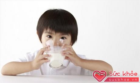 Các bé có thể bắt đầu uống sữa tươi khi được 1 tuổi vì khi đó chúng đã bắt đầu ăn các loại thực phẩm cung cấp nhiều dinh dưỡng khác nữa (Ảnh minh họa).