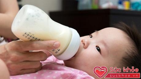 Dưới 1 tuổi, trẻ không nên dùng sữa tươi vì hệ tiêu hóa chưa đủ trưởng thành (Ảnh minh họa).
