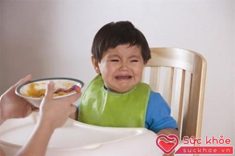 Trong không ít gia đình, bữa ăn của trẻ thường đi kèm với tiếng khóc của trẻ và tâm trạng stress của bố mẹ (Ảnh minh họa).